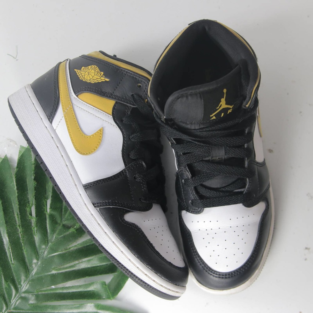 Nike Air Jordan 1 Mid Yellow White Black Sneaker 002231 size 4youth/5.5Womens